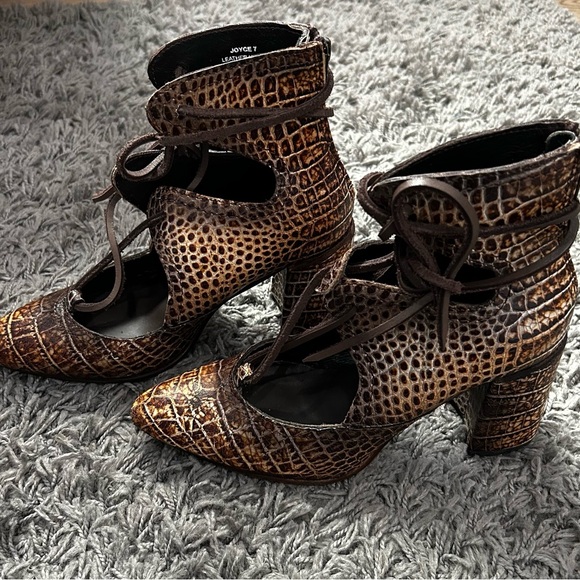 FREEBIRD Joyce, Animal Print Booties. Size 7 - Picture 3 of 14